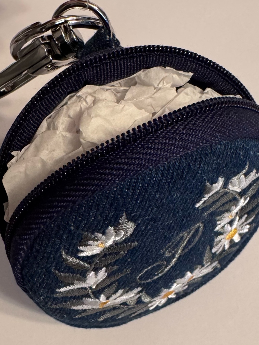 PINK Victoria's Secret Navy Embroidered Daisy Coin Pouch Keychain NWT - Picture 4 of 4